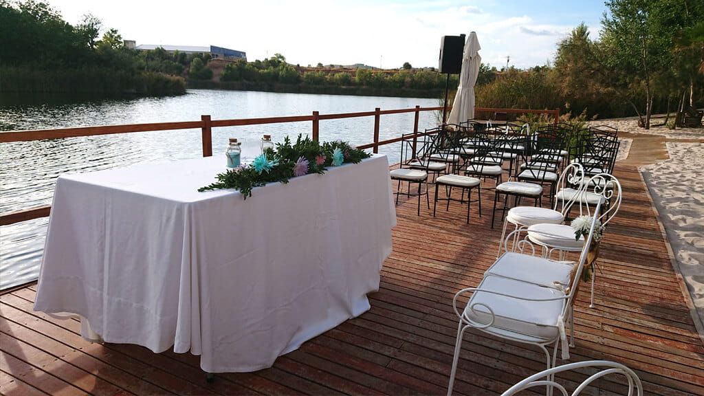 Bungalows, lago y piscinas para bodas en Complejo La Cigüeña