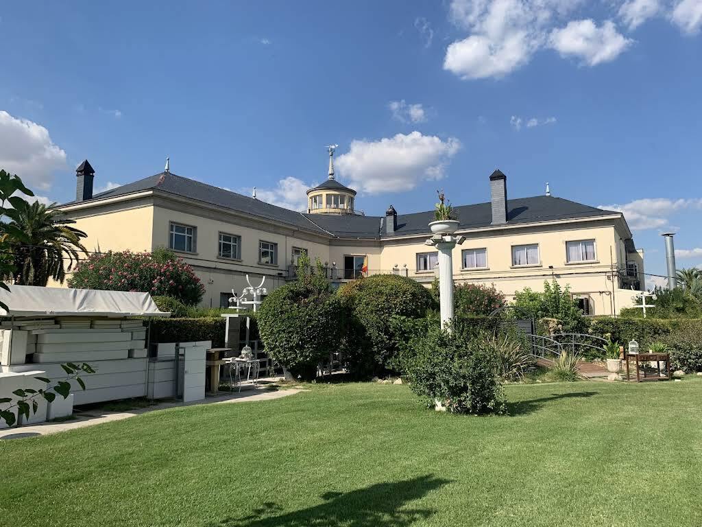 Edificio principal y terraza moderna de El Mirador de Cuatro Vientos