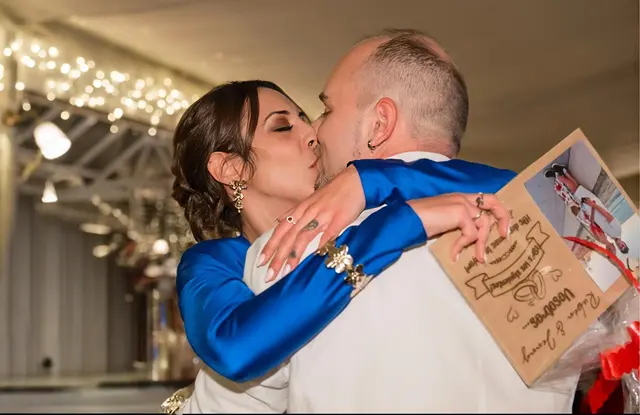 Una pareja de nuestras invitaciones digitales